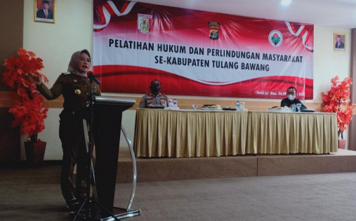 Bupati Tulangbawang saat membuka pelatihan hukum dan perlindungan masyarakat se-Tulangbawang di Hotel Le'Man, Selasa (5/10/2021). Foto: Istimewa.