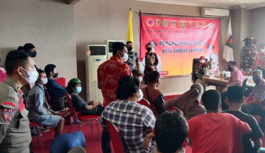 Wali Kota Bandarlampung Eva Dwiana saat menerima pedagang dan mahasiswa di ruang rapat, Jumat (22/10/2021). Foto: Sulaiman