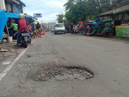 Lubang besar di Jalan KH Hasyim Asy'ari. Foto-foto: Sulaiman