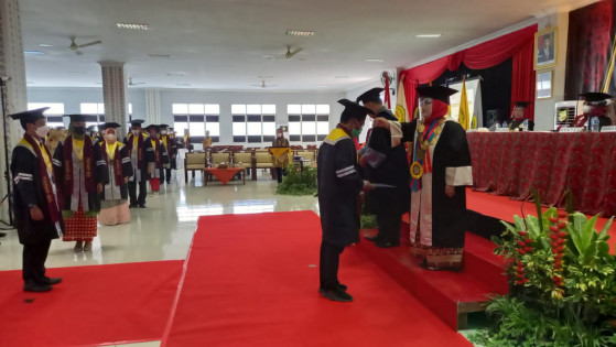 Rektor Universitas Dr Lina Maulidiana mewisuda mahasiswa S1 dan pascasarjana, Sabtu (30/10/2021). Foto: Dwi DS