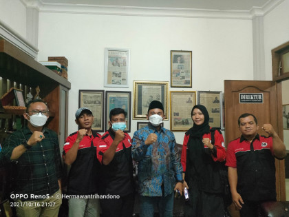 Wahrul Fauzi Silalahi bersama anggota BPW Ormas OI Lampung. Foto Istimewa