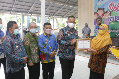 Keterangan Wabup Pringsewu Fauzi memberikan penghargaan pekon layak anak. Foto: Humas Pemkab Pringsewu