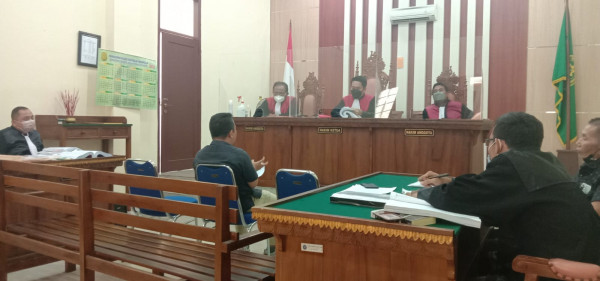 Pimpinan media be1lampung.com, Bukhori, di PN Tanjungkarang, Selasa (5/10/2021). Foto: Sulaiman