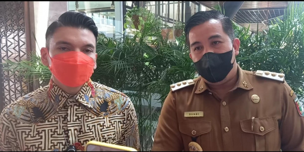 Anggota Komisi X DPR RI, M. Kadafi dan Bupati Pesawaran, Dendi Ramadhona saat jumpa pers, Foto: Dwi DS