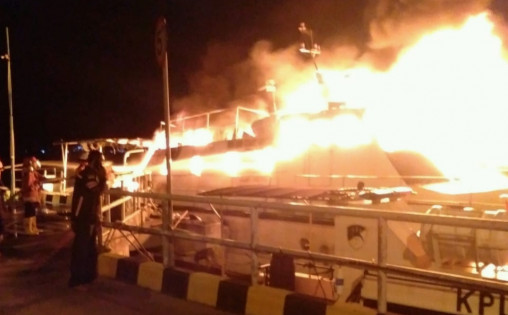 Kapal KMP 336 yang terbakar di Pelabuhan Panjang, Kamis (18/11/2021) dini hari. Foto: istimewa