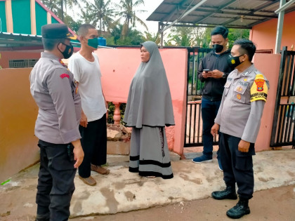 Kapolsek Telukbetung Utara mengantar FD ke rumah keluarganya. Foto: Istimewa