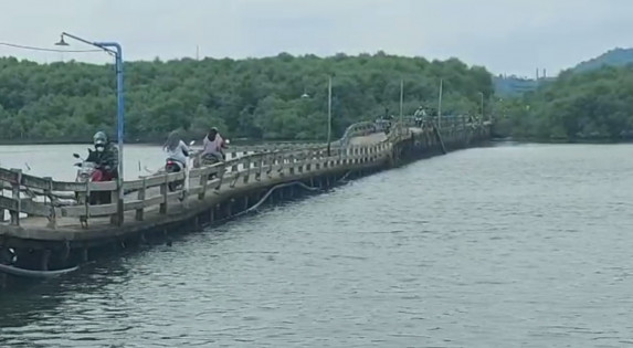 Pengendara motor melintas di Jembatan Pulau Pasaran, Senin (8/11/2021). Foto: Sulaiman