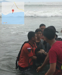 BPBD mengevakuasi korban tenggelam. Foto: BPBD Tanggamus
