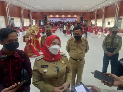 Wali Kota Bandarlampung Eva Dwiana saat dimintai keterangan, Selasa (30/11/2021). Foto: Sulaiman