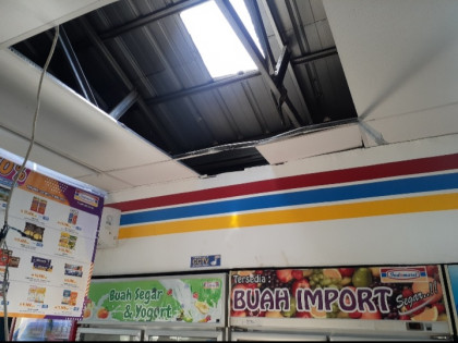 Plafon Indomaret yang dijebol pencuri. Foto: Istimewa