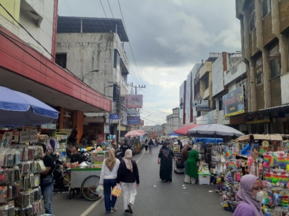 Suasana Pasar Tengah di mana banyak penjual emperan kosmetik. Foto: Pandu