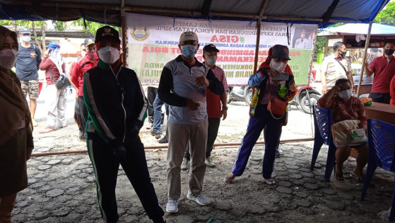 Wali Kota Bandarlampung Eva Dwiana meninjau lokasi perekaman KTP di Wisata UMKM Bung Karno, Minggu (7/11/2021). Foto: Istimewa