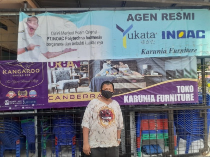 Pemilik toko saat diwawancarai d idepan tempat hilangnya kendaraan. Foto: Istimewa