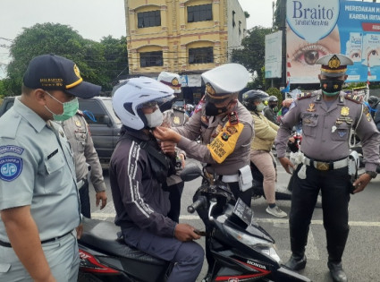 Kasatlantas Polresta Bandarlampung membagikan helm. Foto: Pandu
