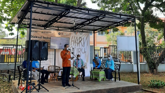 Wali Kota Metro Wahdi Siradjudin saat membacakan pantun. Foto: Istimewa