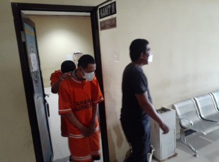 Dua oknum honorer Satpol PP Pemprov Lampung. Foto: Istimewa