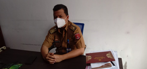 Kabid Perkebunan pada Dinas Perkebunan dan Peternakan (Disbunnak) Lambar Sumarlin, saat ditemui di Ruang kerjanya, Senin (22/11/2021). Foto: Ari Gunawan