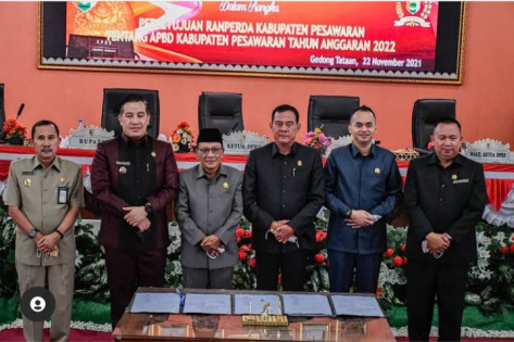 Rapat persetujuan Raperda APBD 2022 di ruang sidang Gedung DPRD Desa Waylayap, Gedongtataan. Foto: Kiki