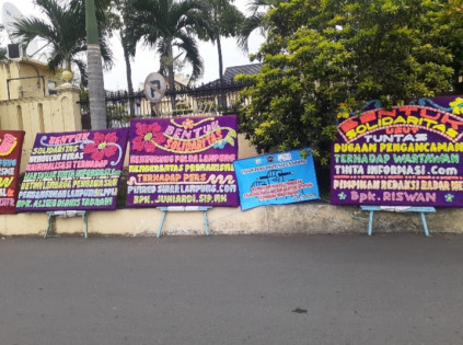 Karangan bunga di depan Polda Lampung. Foto: Pandu