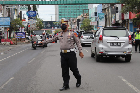 Satlantas Polresta Bandarlampung melakukan kanalisasi. Foto: Pandu