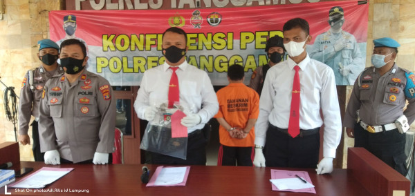 Kasatreskrim Polres Tanggamus Iptu Ramon Zamorat saat konferensi pers, Senin (1/11/21). Foto: Adi