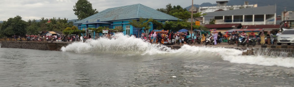 Gelombang yang menghantam Pelabuhan Kotaagung. Foto: Adi