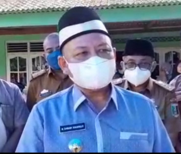 Bupati Lamtim M Dawam Rahardjo saat ke rumah duka korban amukan gajah di Desa Tegalyoso, Kecamatan Purbolinggo, Senin (1/11/2021).