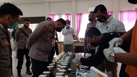 Kapolres Tanggamus melihat hasil tes urine personel. Foto: Humas Polres Tanggamus