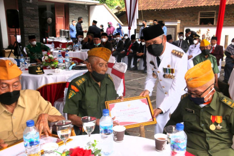 Bupati Pringsewu usai upacara mengelar ramah tamah. Foto: Humas
