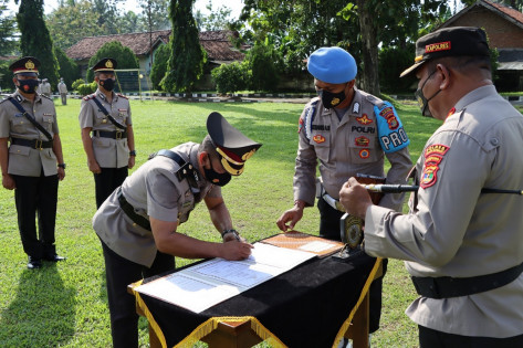 Serah terima jabatan Kabag Sumda dan dua kapolsek di Mapolres Tuba. Foto: Humas Polres Tuba