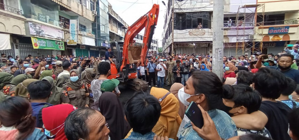 Penertiban terhadap lapak PKL di Jalan Bukit Tinggi, Kamis (18/11/2021). Foto: Sulaiman