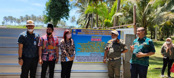 Satpol PP Pesibar segel tambak udang ilegal Johan Farm. Foto: Riki
