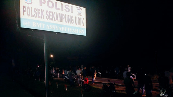Ratusan warga di Mapolsek Sekampungudik. Foto: Nurman Agung