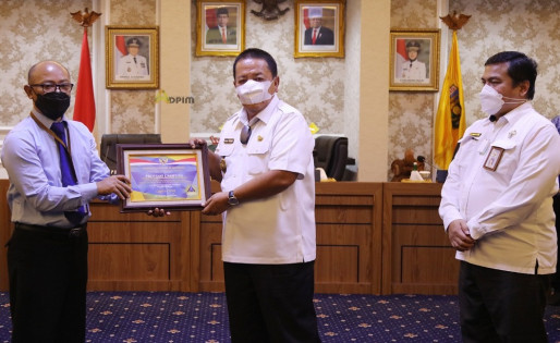 Gubernur Lampung Arinal Djunaidi menerima penghargaan, Rabu (17/11/2021). Foto: Adpim Pemprov