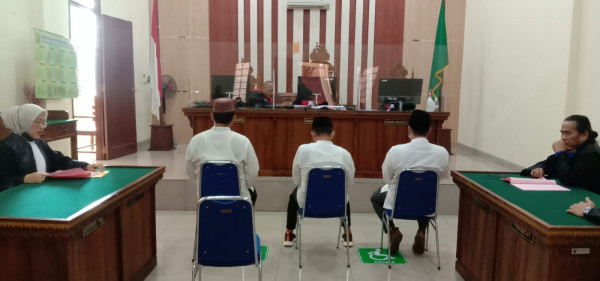 Sidang tuntutan tiga terdakwa pengeroyokan Nakes Puskesmas Kedaton, Selasa (30/11/2021). Foto: Sulaiman
