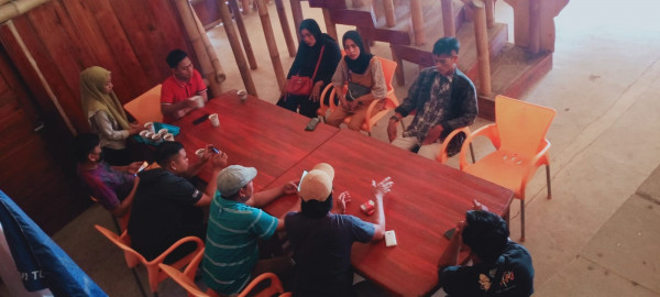 Keluarga almarhum Aldafi di kantor PWI Tubaba. Foto: Istimewa