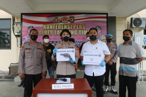 Wakapolres Lamtim Kompol Heti Fatmawati didampingi Kasatreskrim AKP Ferdiansyah, Senin (1/11/2021). Foto: Istimewa