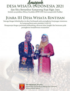 Kadisporapar Tri Umaryani menerima penghargaan, Rabu (8/12/2021). Foto: Istimewa