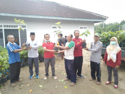 Pembagian bibit alpukat di Gunungkatun Tanjungan. Foto: Istimewa
