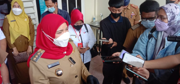 Wali Kota Bandarlampung, Eva Dwiana, saat dimintai tanggapannya, Selasa (7/12/2021). Foto: Sulaiman