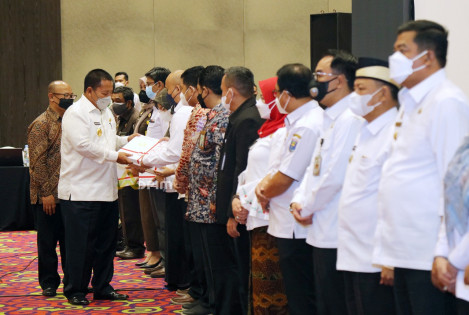 Gubernur Arinal saat menyerahkan DIPA dan TKDD 2022. Foto: Istimewa