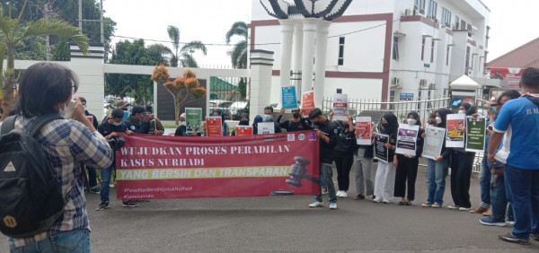 Sejumlah jurnalis Lampung gelar aksi solidaritas terkait kasus jurnalis Nurhadi di Kejati Lampung, Rabu (1/12/2021). Foto: Sulaiman