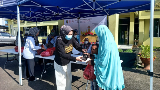 Dharma Wanita Disperindag Lampung bagikan paket sayur dan lauk. Foto: Dwi DS
