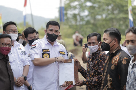 Penyerahan SK Perhutanan Sosial. Foto: istimewa