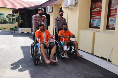 Dua tersangka pencurian di toko sembako. Foto: Humas polres