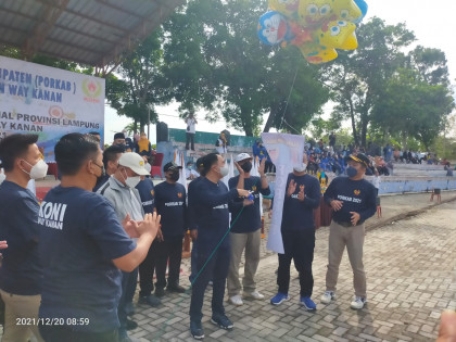 Bupati WayKanan Raden Adipati Surya, saat melepaskan balon di udara tanda dibukanya PORKAB Waykanan
