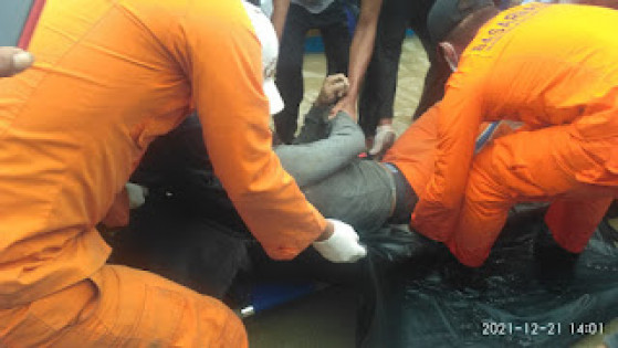 Search and Rescue (SAR) akhirnya menemukan jasad Syahroni (34) di perairan Pantai Pancur sekitar pukul 15.20 WIB, Selasa (21/12/2021). Foto: Istimewa