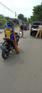Penimbunan lubang di jalur dua Menggala. Foto: Albari