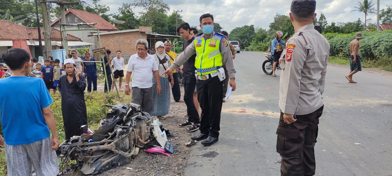 Sat Lantas Polres Tulang Bawang melakukan olah tempat kejadian perkara. Foto: Istimewa