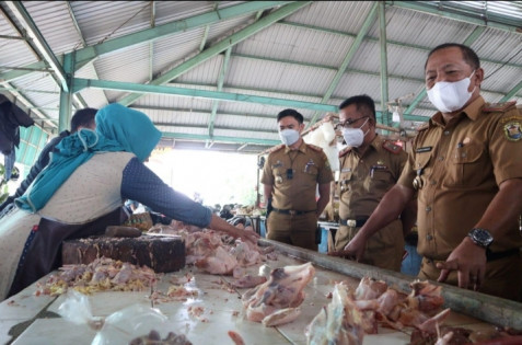 Kepala Dinas Ketahanan Pangan I Kadek Sumarta bersama Sekkot Bandarlampung Tole Dailami. Foto: istimewa